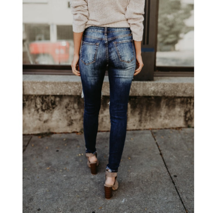 Women's jeans, pierced feet, mid-rise jeans.