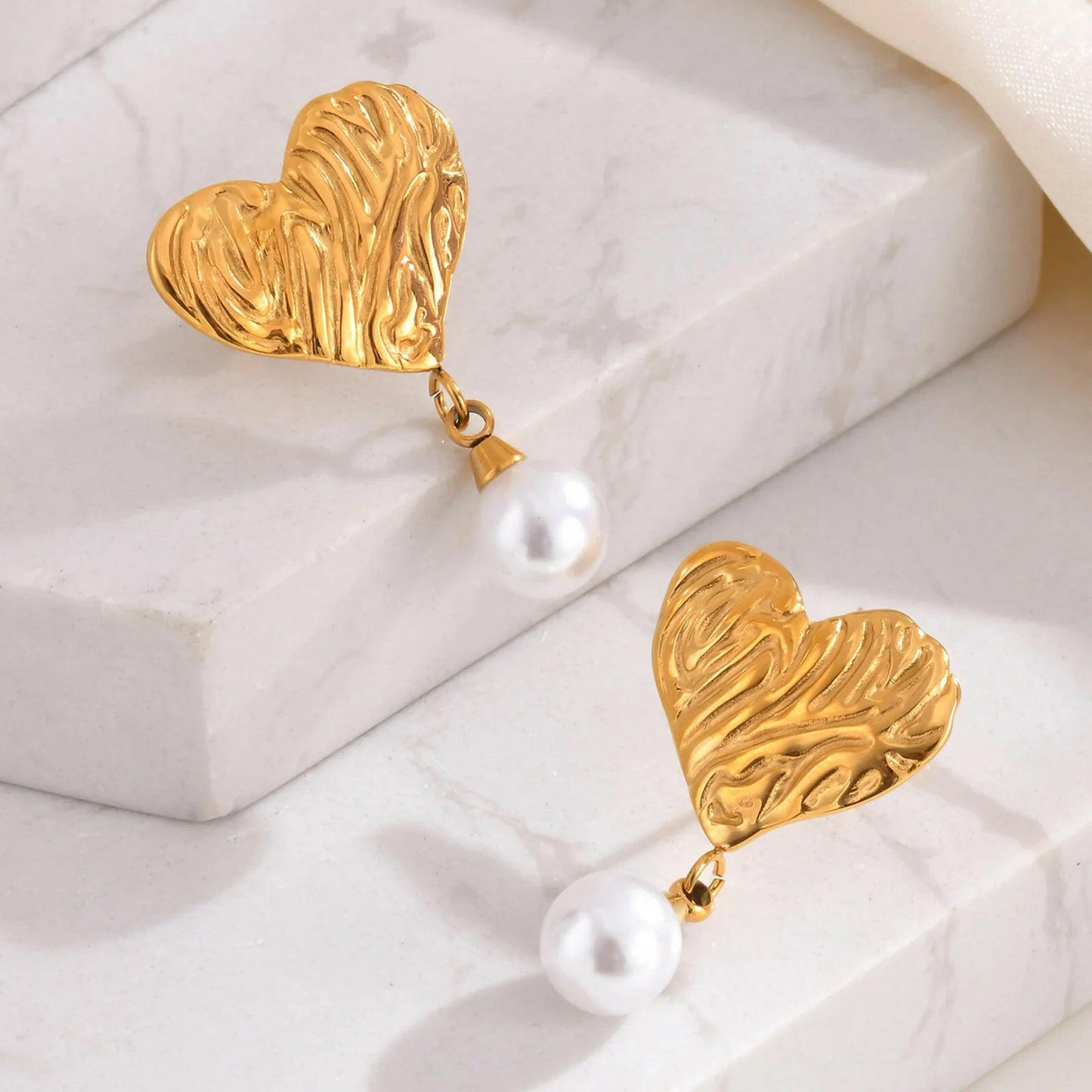 Heart-shaped imitation pearl earrings