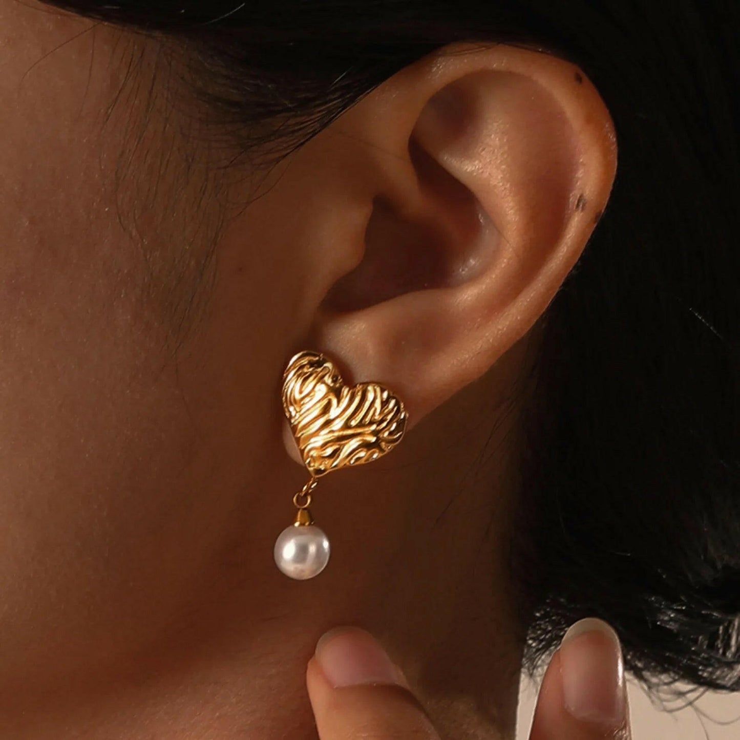 Heart-shaped imitation pearl earrings