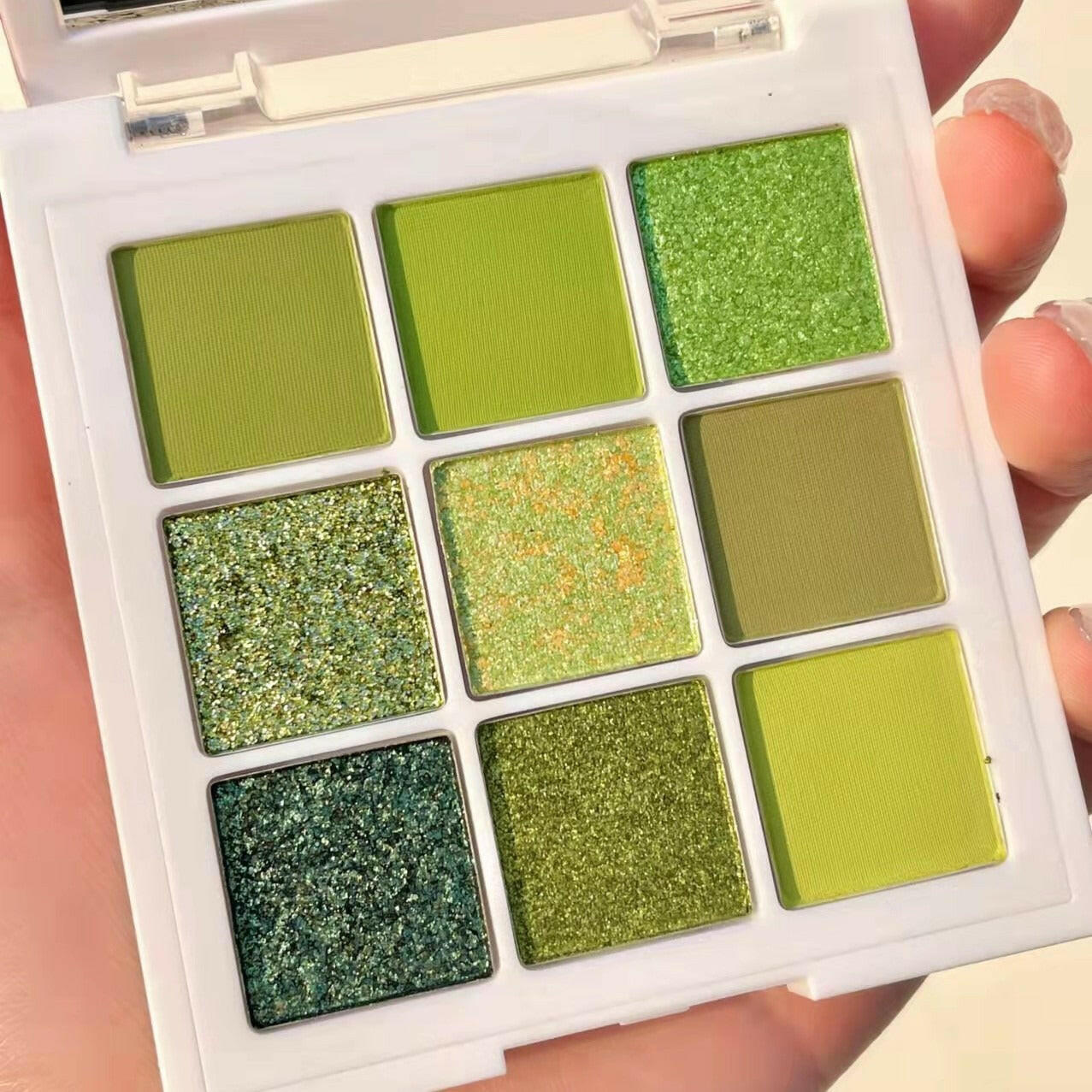 nine-square eye shadow palette brightens the eyes.