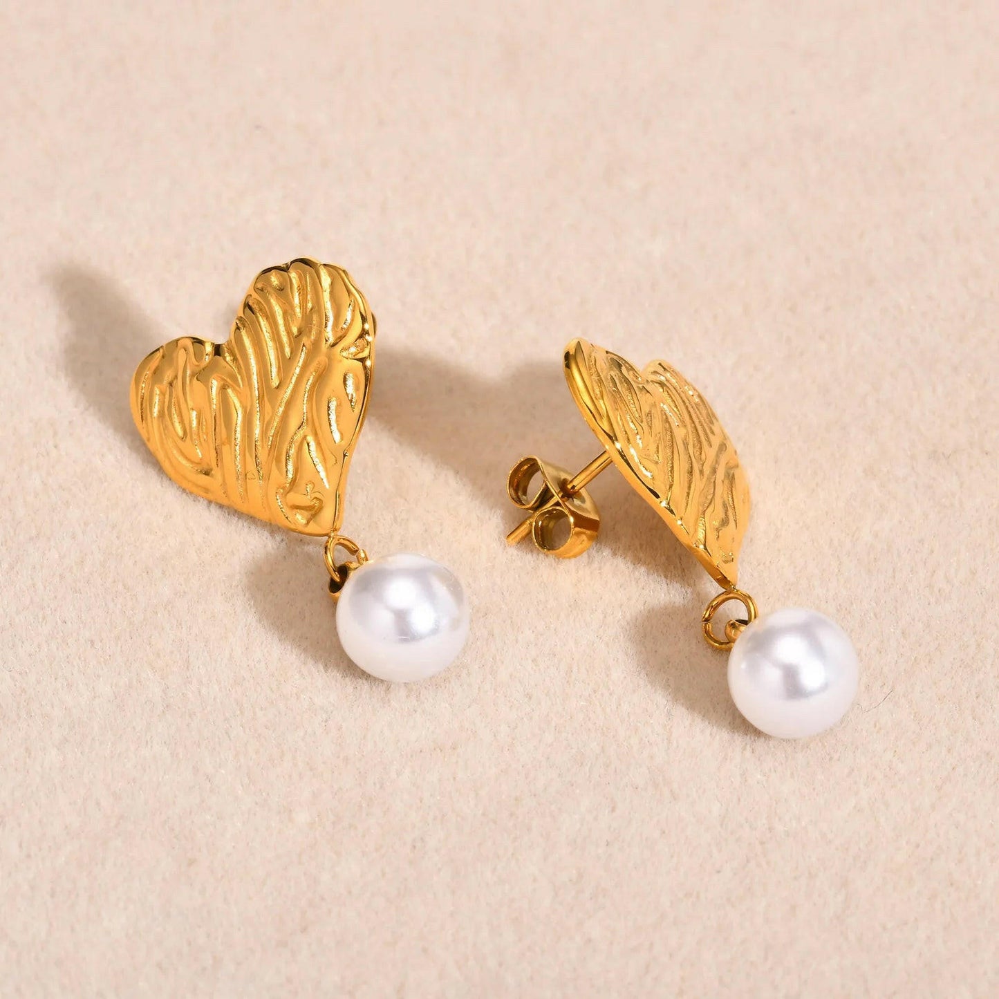 Heart-shaped imitation pearl earrings