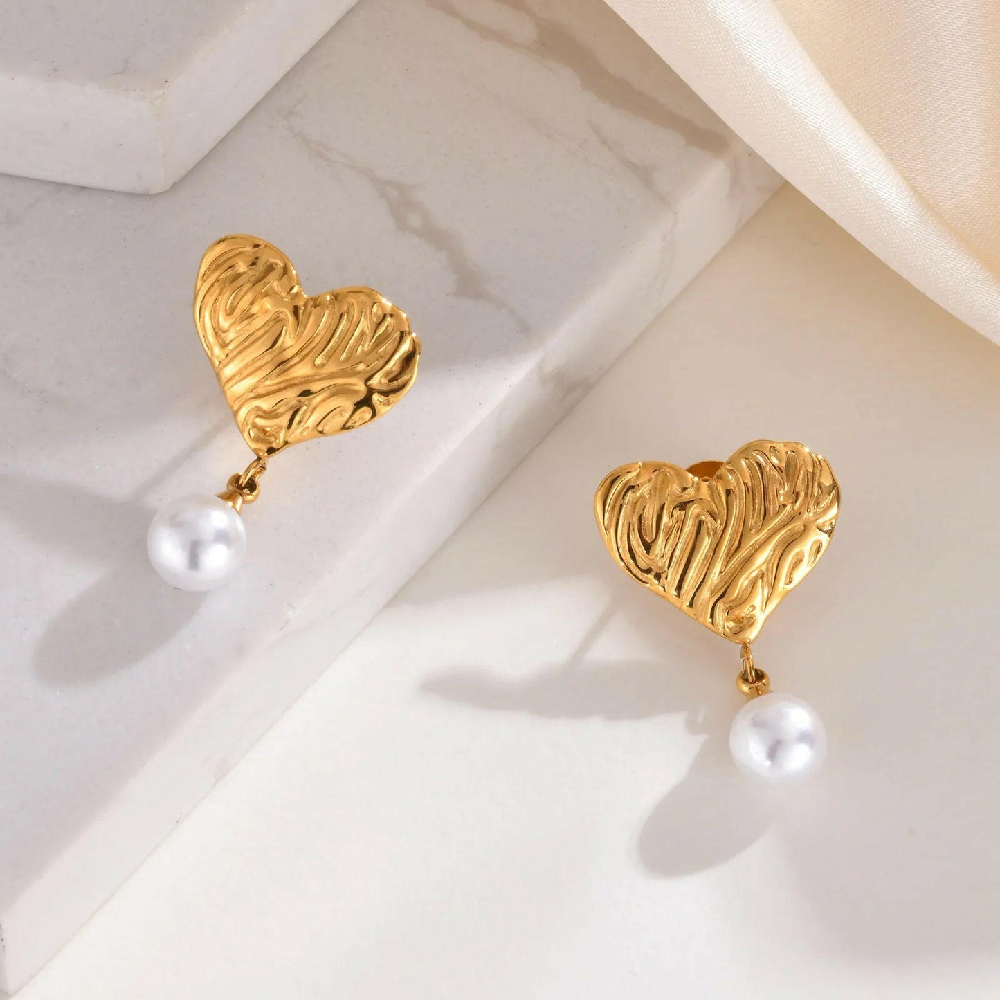 Heart-shaped imitation pearl earrings